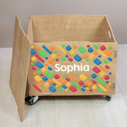 Geöffnete Rollbox aus Holz mit Bausteinwelt-Design und personalisiertem Namen, viel Stauraum für Spielzeug und Bausteine sichtbar