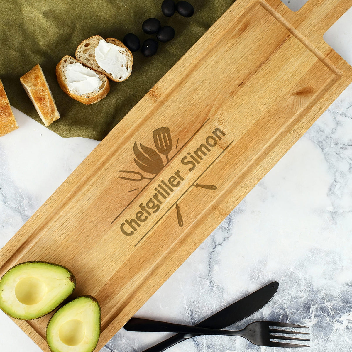 XXXL Servierbrett aus Buchenholz mit Grillmotiv und personalisiertem Wunschtext, dekoriert mit Brot und Avocado