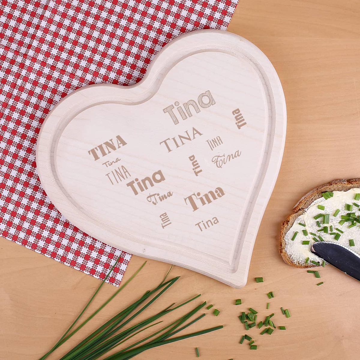 Herz-Holzbrettchen mit Name in verschiedenen Schriftarten graviert