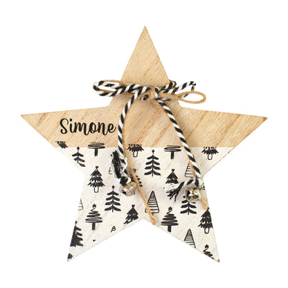 Freigestellter personalisierter Weihnachtsstern aus Holz mit Name Simone, schwarz-weißem Tannenbaum-Motiv und Glöckchen