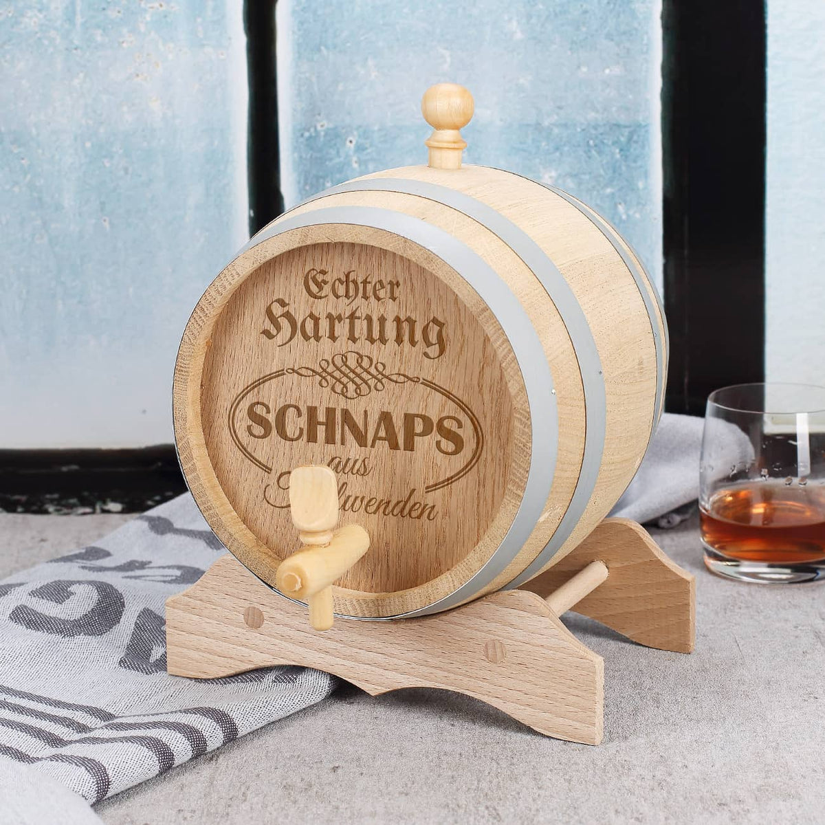 Holzfassfür Schnaps mit persönlicher Gravur eines Namens und eines Orts