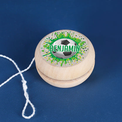 Personalisierbares Yo-Yo mit Fußballmotiv und Name Benjamin auf dunkelblauem Untergrund