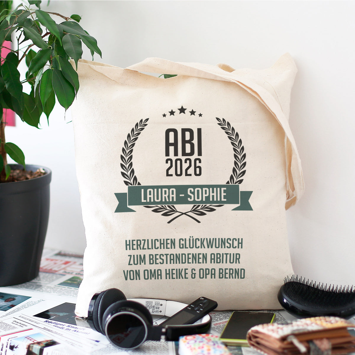 Gefüllter Beutel zum Abitur mit persönlichem Aufdruck stehend an eine Wand gelehnt