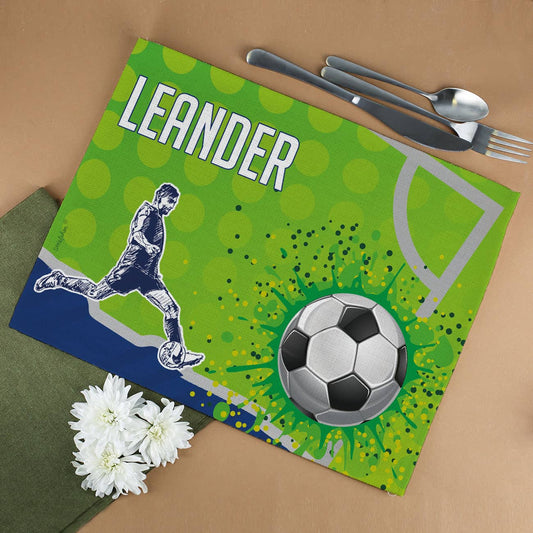 Fußball und Fußballspieler mit Wunschname auf Platzdeckchen aufgedruckt
