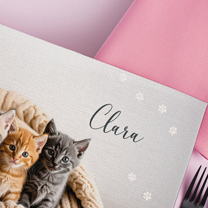 Detailansicht vom Platzdeckchen mit Katzenmotiv und Name Clara