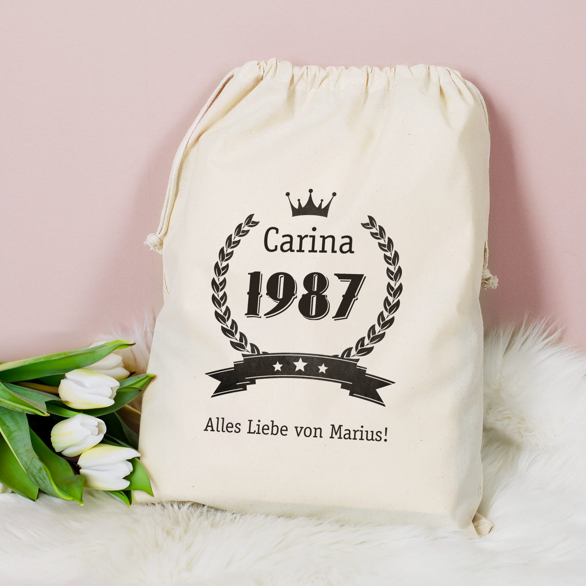 Großer personalisierter Geschenksack mit Name Carina und Jahr 1987 auf naturfarbenem Stoff