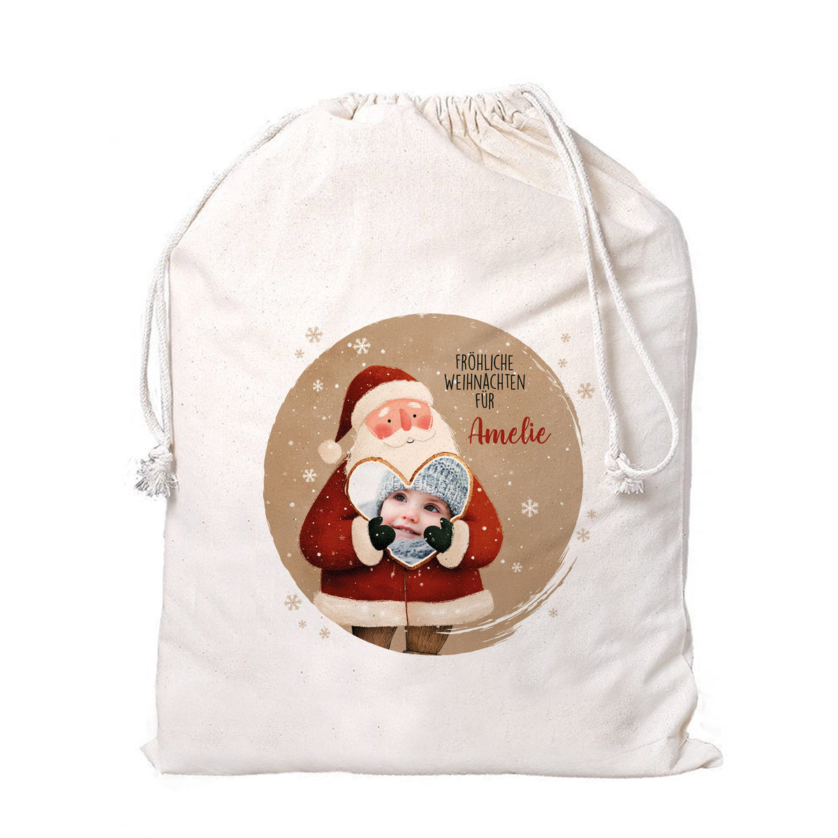 Mittlerer Geschenksack aus Baumwolle mit Weihnachtsmann-Design, Foto im Herz und Text „Fröhliche Weihnachten für Amelie“, auf weißem Hintergrund – festliche Geschenkverpackung.