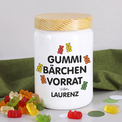 Personalisierte Vorratsdose „Gummibärchen Vorrat von Laurenz“ mit Holzdeckel und bunten Gummibärchen davor