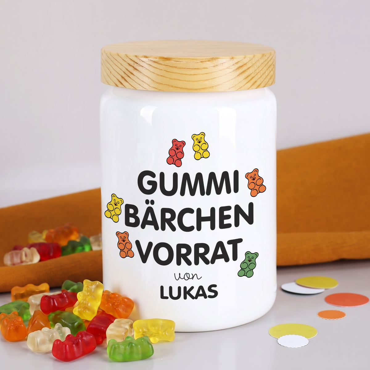 Personalisierte weiße Keramik-Vorratsdose „Gummibärchen Vorrat von Lukas“ mit Holzdeckel und bunten Gummibärchen