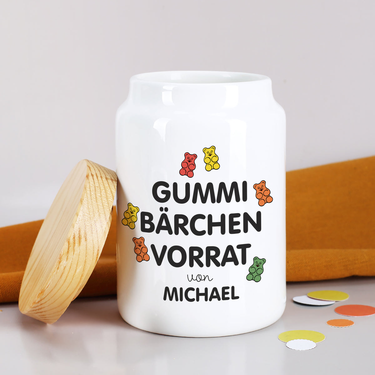 Geöffnete Keramik-Vorratsdose „Gummibärchen Vorrat von Michael“ mit abgenommenem Holzdeckel