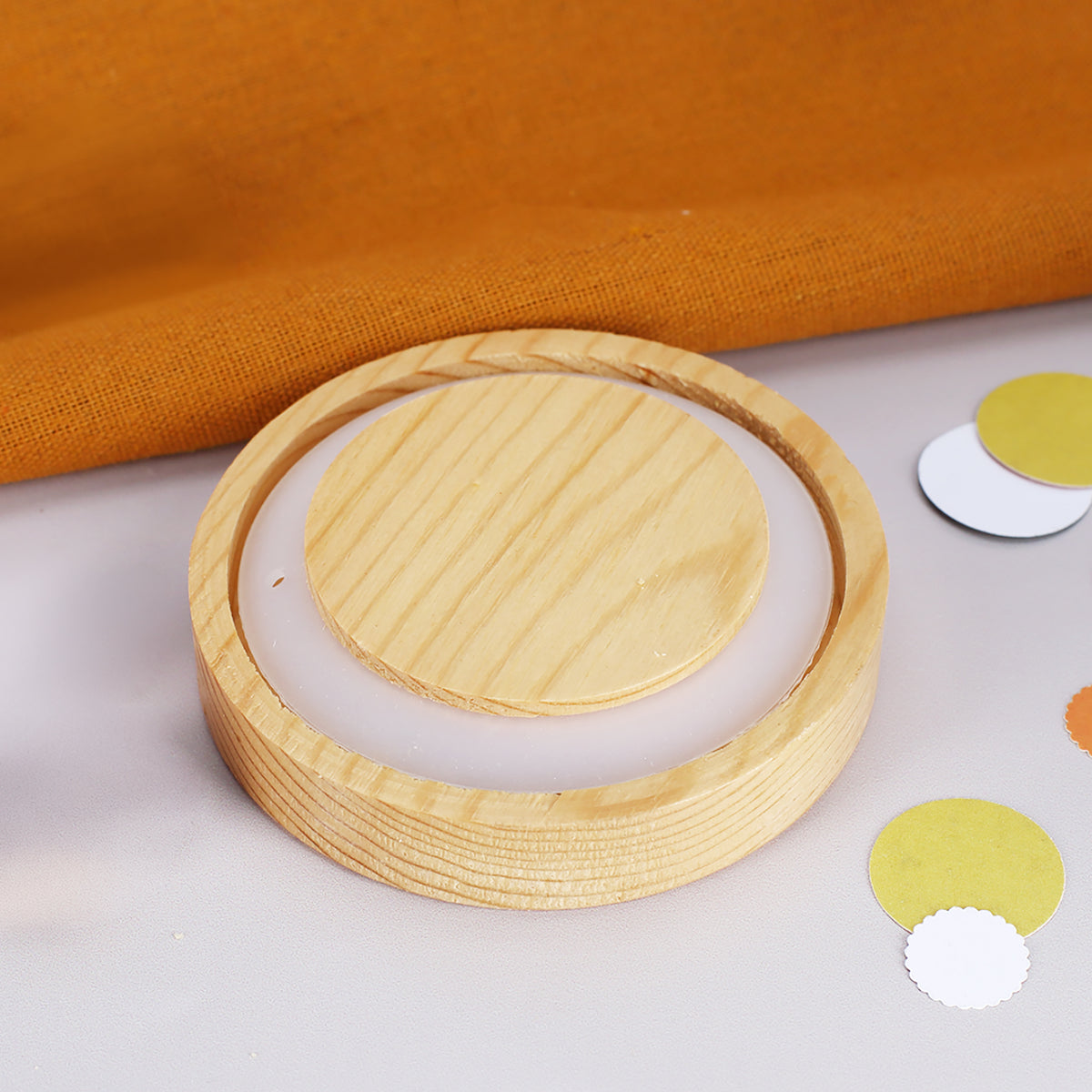 Detailansicht der Unterseite des runden Holzdeckels der personalisierten Keramik-Vorratsdose