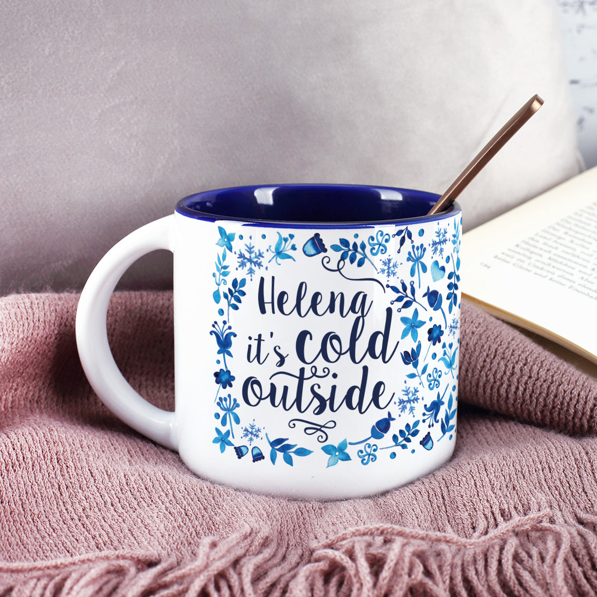Große winterliche Tasse - it's cold outside - mit Name, Schneeflocken und Blüten