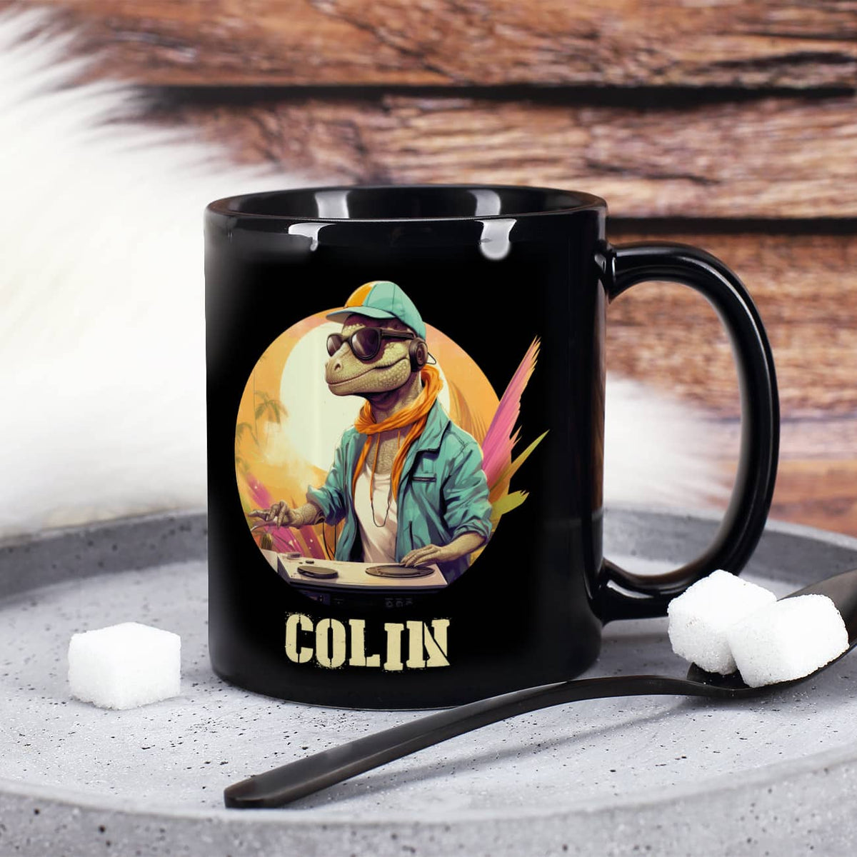 Schwarze Tee-Tasse mit coolen Dino-DJ und Ihrem Wunschnamen