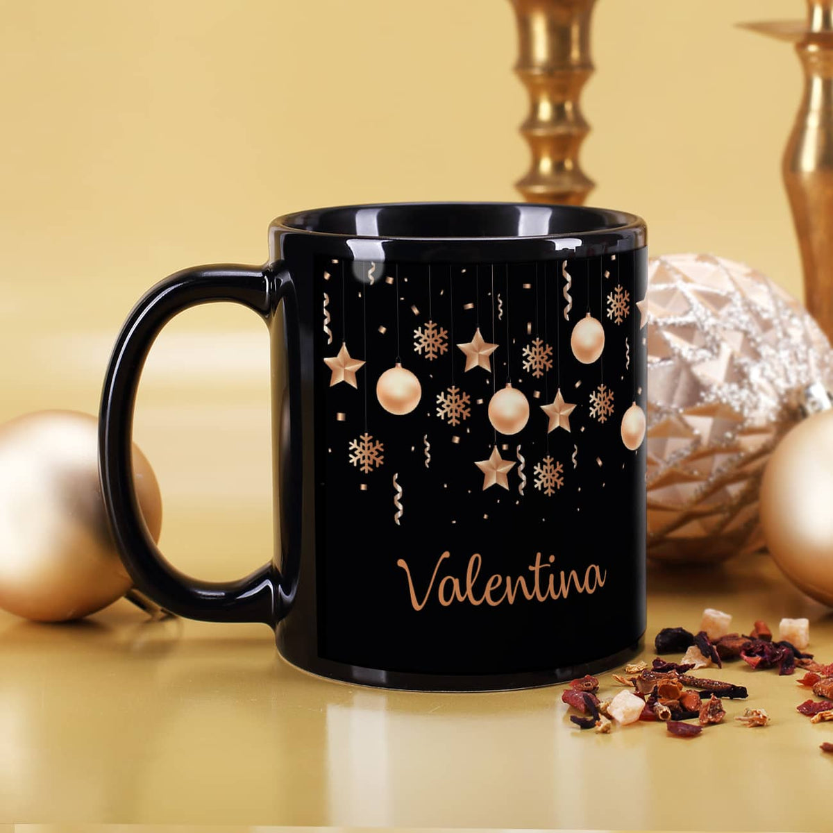 Schwarze Tasse mit Motiv zu Weihnachten mit Christbaumschmuck und Name Ihrer Wahl