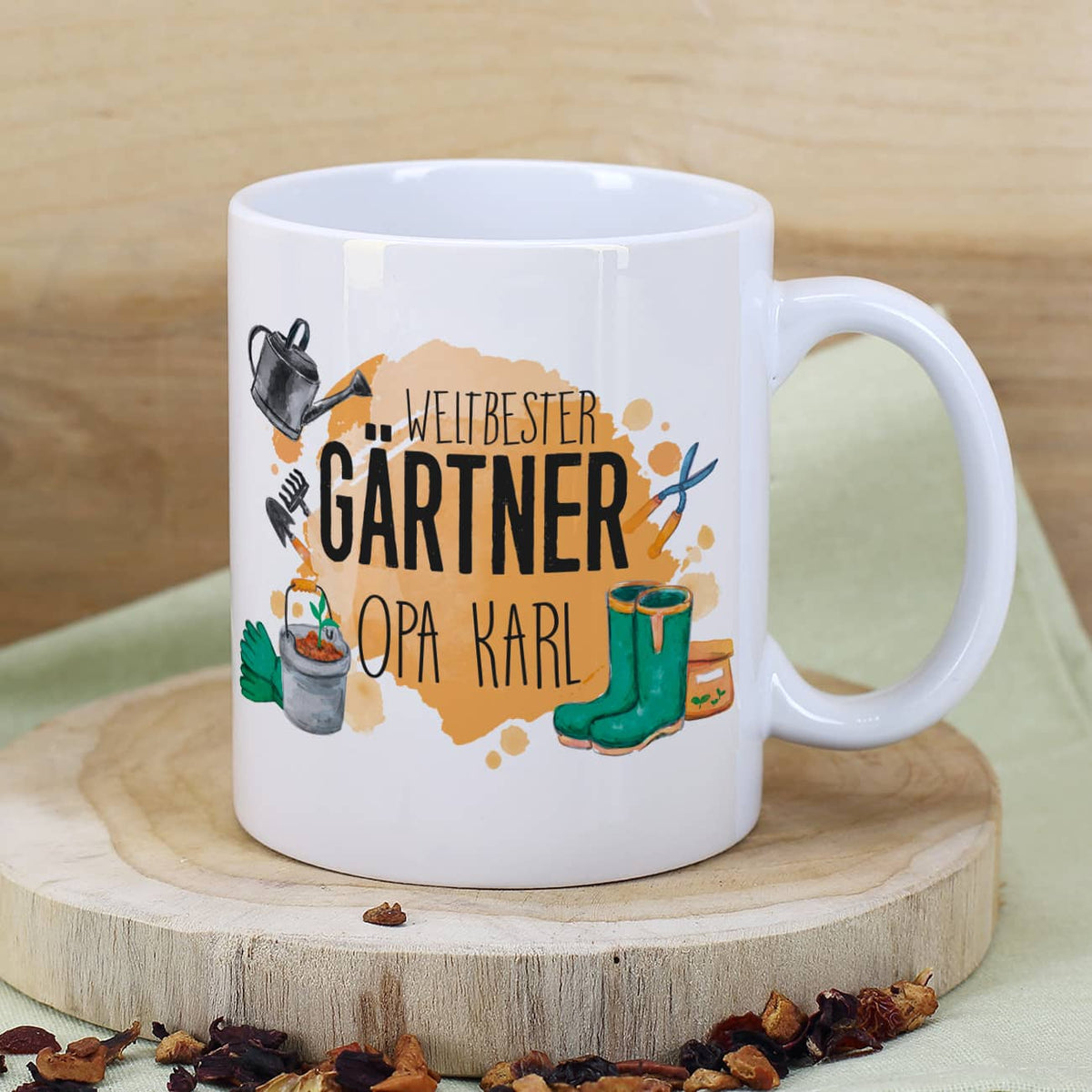 Tasse mit Name für Gärtner mit Gummistiefeln und Gartengeräten