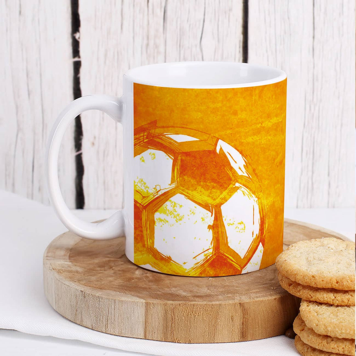 Moderne Fußballtasse mit umlaufenden Aufdruck in orange