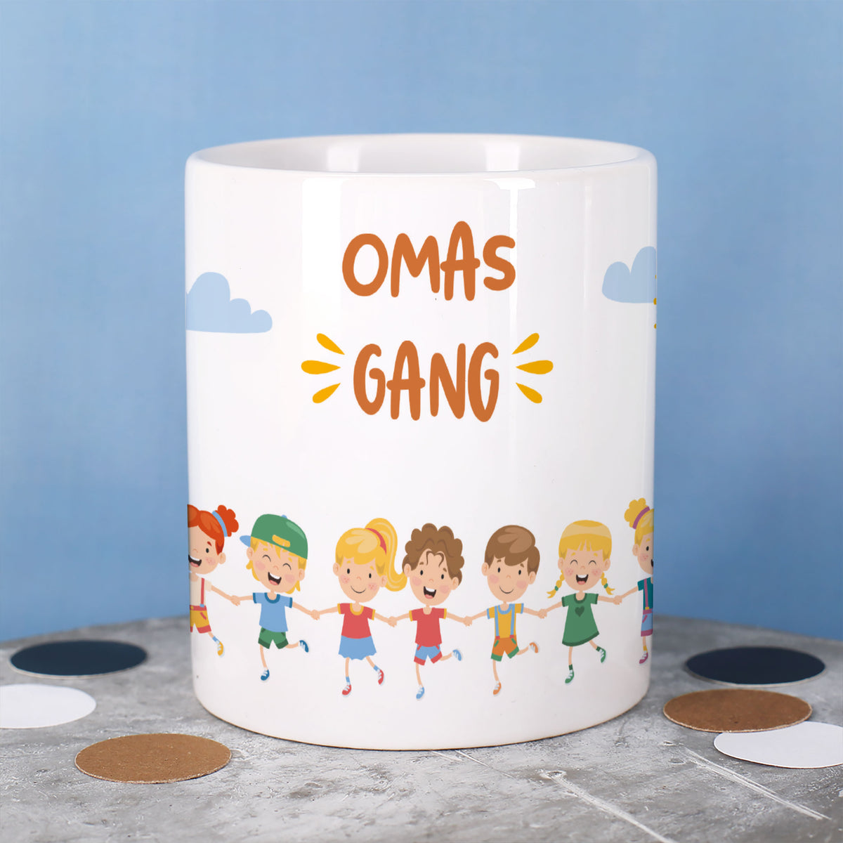 Tasse mit Text „Omas Gang“ und acht fröhlich gezeichneten Kindern, vor blauem Hintergrund