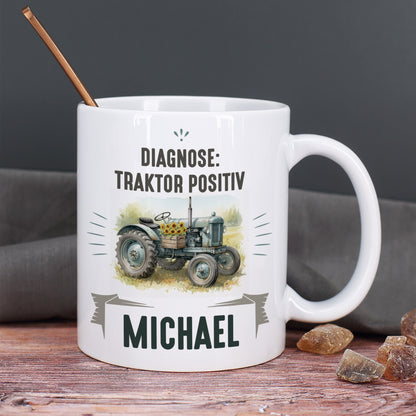 Weiße Tasse mit Retro-Traktor-Motiv, Aufschrift „Diagnose: Traktor positiv“ und Name Michael, daneben Zuckerstücke