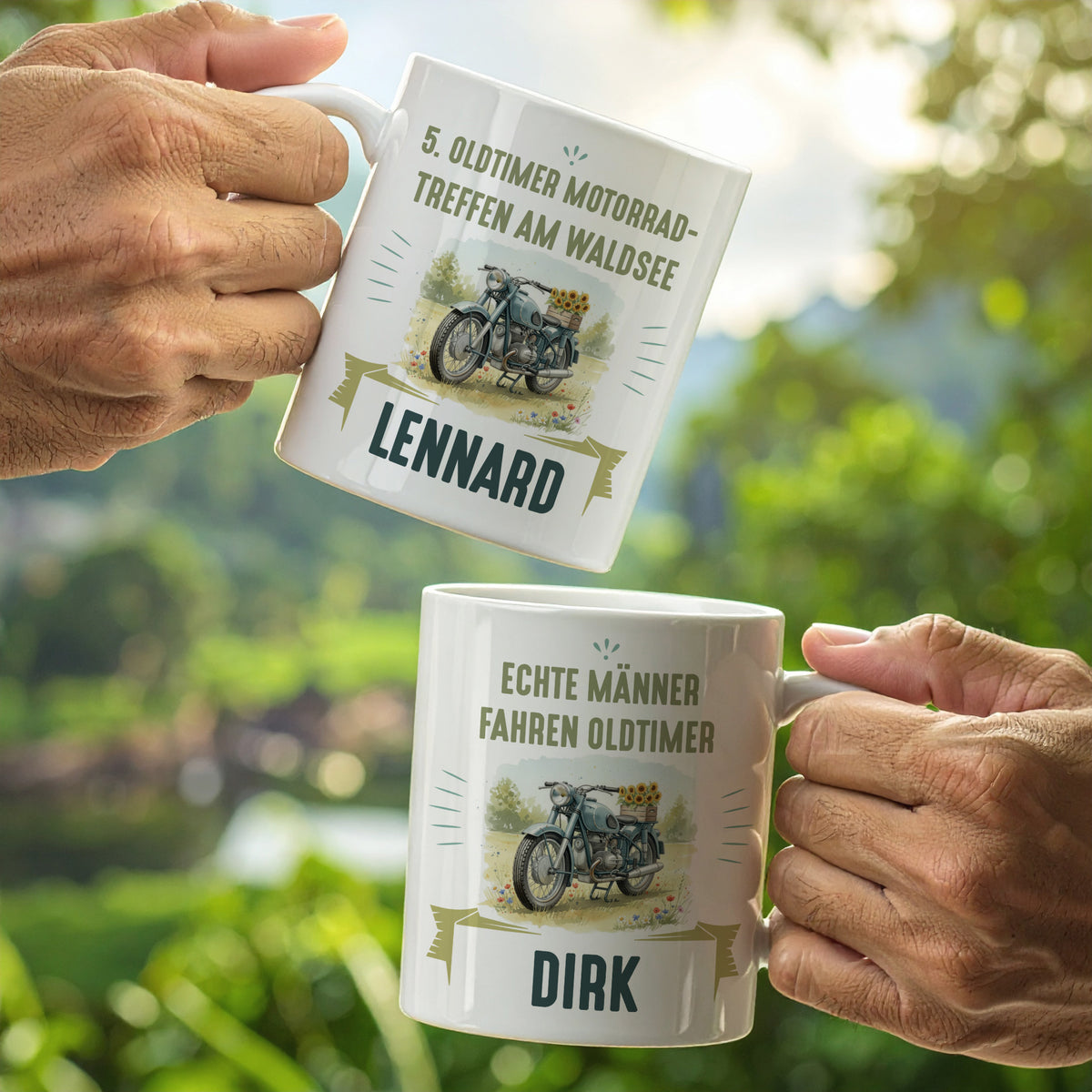Zwei personalisierte Oldtimer-Motorrad-Tassen mit Namen Lennard und Dirk bei einem Treffen