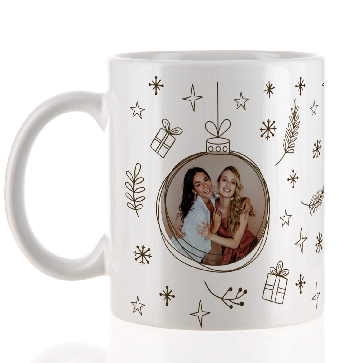 Fototasse mit Weihnachtskugel-Motiv und festlichem Rahmen aus Sternen und Tannenzweigen, Nahaufnahme.