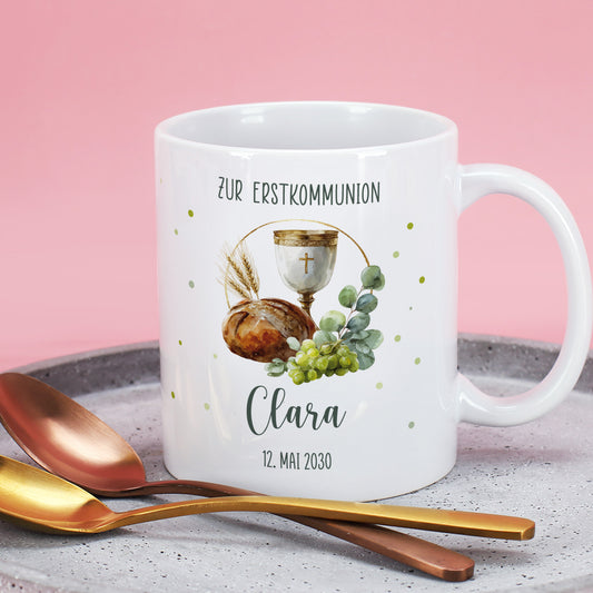 Personalisierte weiße Tasse mit Kelch- und Brot-Motiv zur Erstkommunion, bedruckt mit Name und Datum