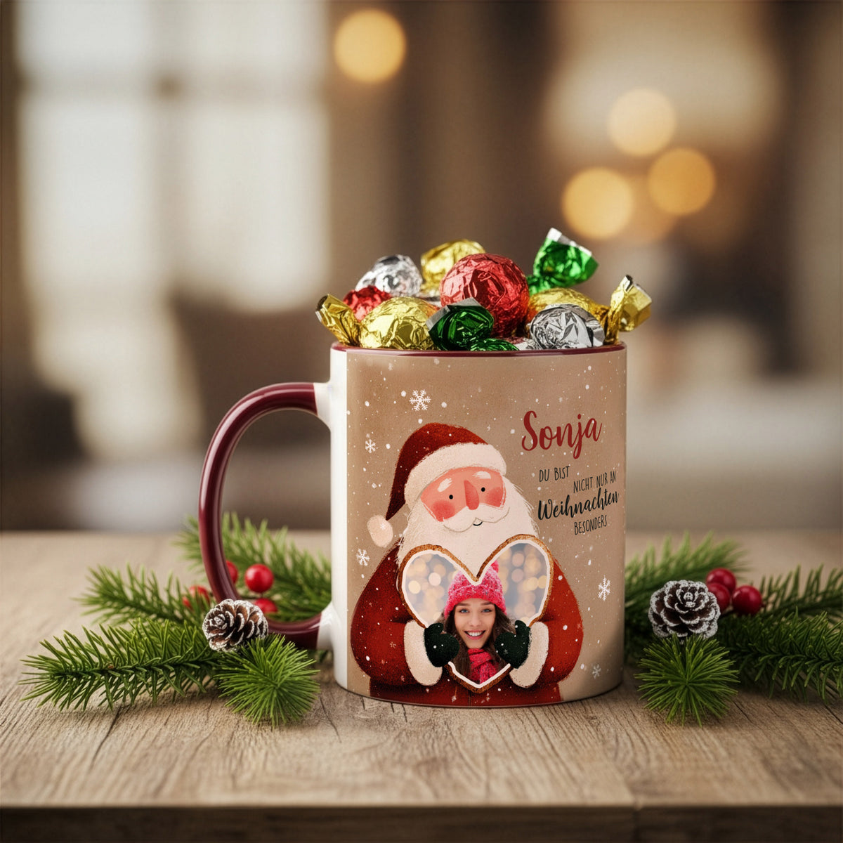 Weihnachtstasse mit Weihnachtsmann-Motiv und Lebkuchenherz mit Foto, gefüllt mit Pralinen und dekoriert mit Tannenzweigen und Zapfen