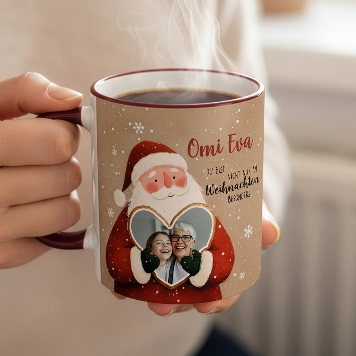Personalisierte Weihnachtstasse mit Weihnachtsmann und Lebkuchenherz mit Foto, wird in der Hand gehalten, gefüllt mit heißem Kaffee