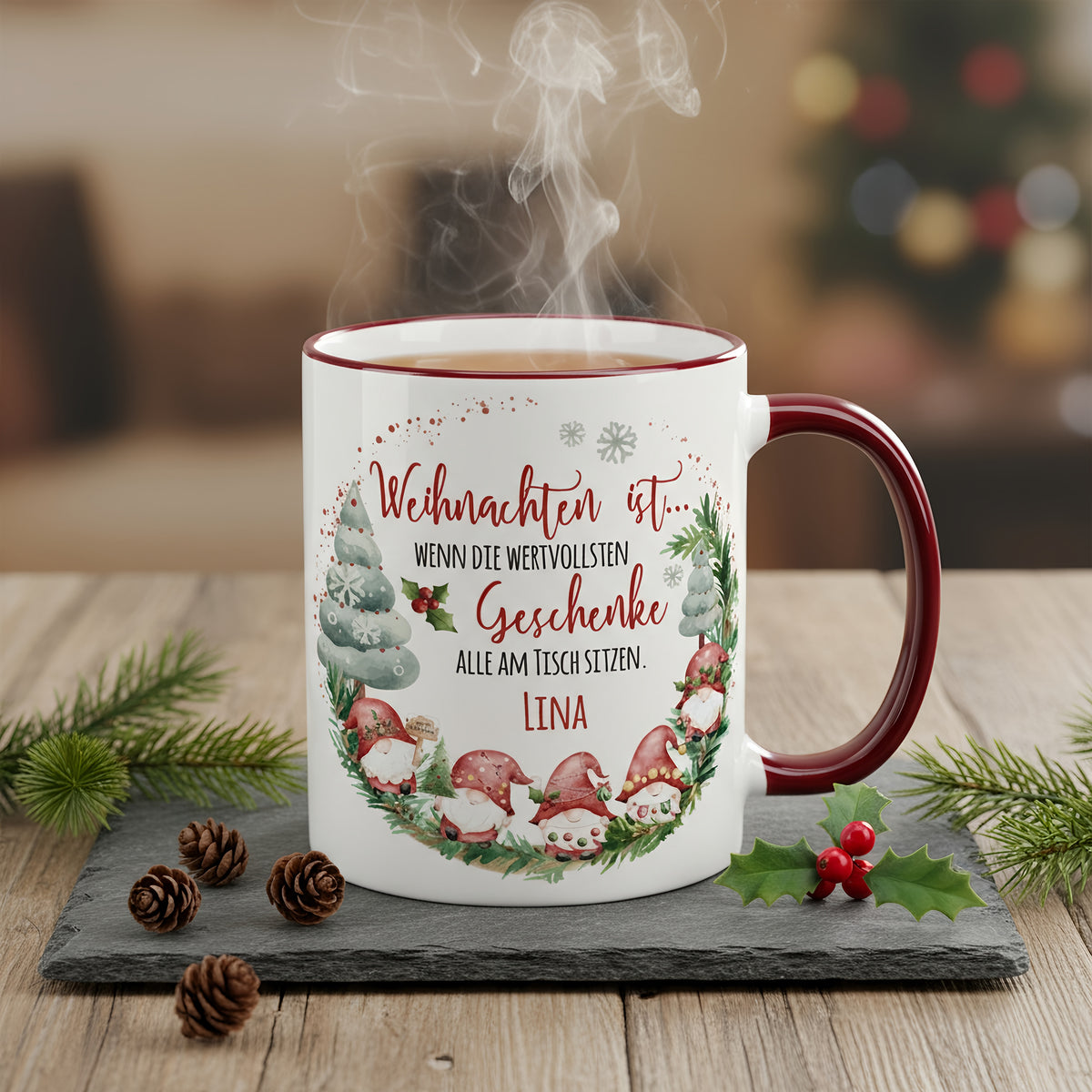 Weihnachtstasse mit Wichtelmotiv und Deko auf Tisch, stimmungsvoll präsentiert