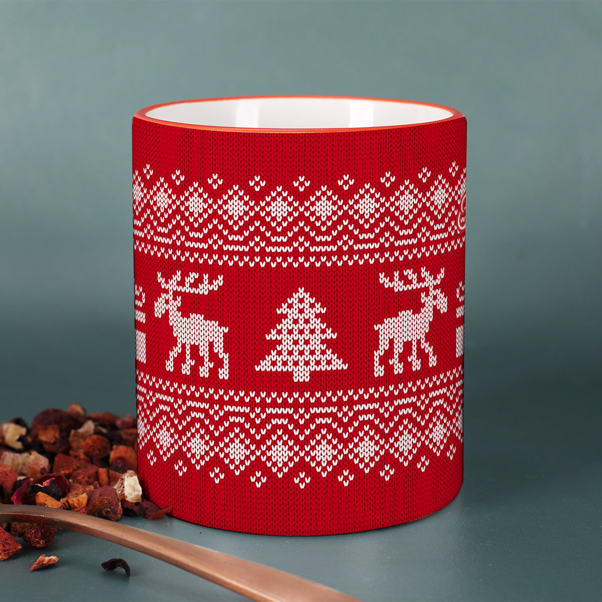 Rote Weihnachtstasse im Strickmuster-Design mit Rentieren und Tannenbaum-Motiv