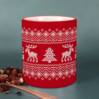 Rote Weihnachtstasse im Strickmuster-Design mit Rentieren und Tannenbaum-Motiv