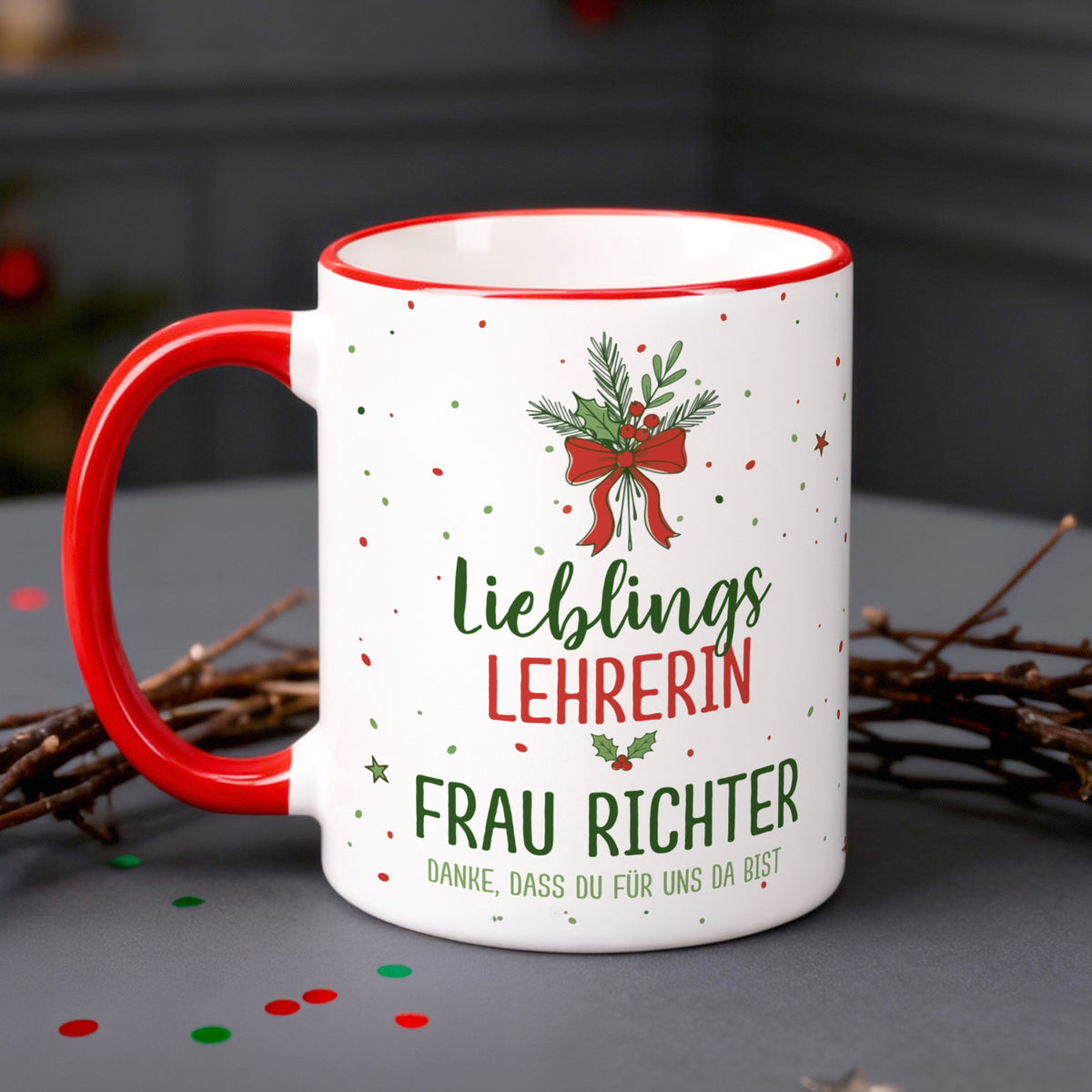 Weihnachtstasse als Geschenk für Lehrerinnen, roter Henkel, festliches Schleifen-Design und personalisierter Name.