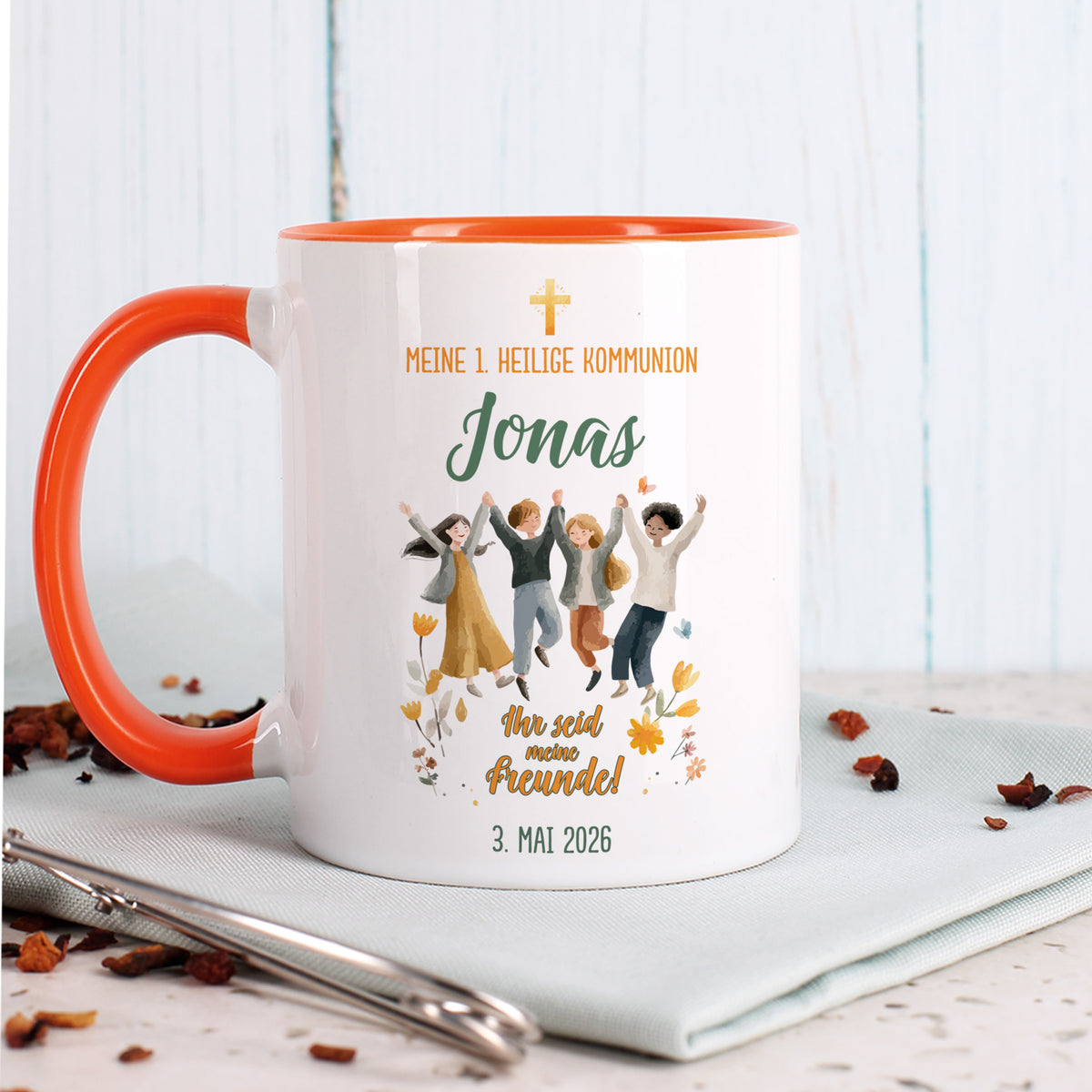 Personalisierte Tasse zur 1. Heiligen Kommunion mit Aufdruck „Ihr seid meine Freunde!“, Name Jonas und Datum, orangefarbener Henkel