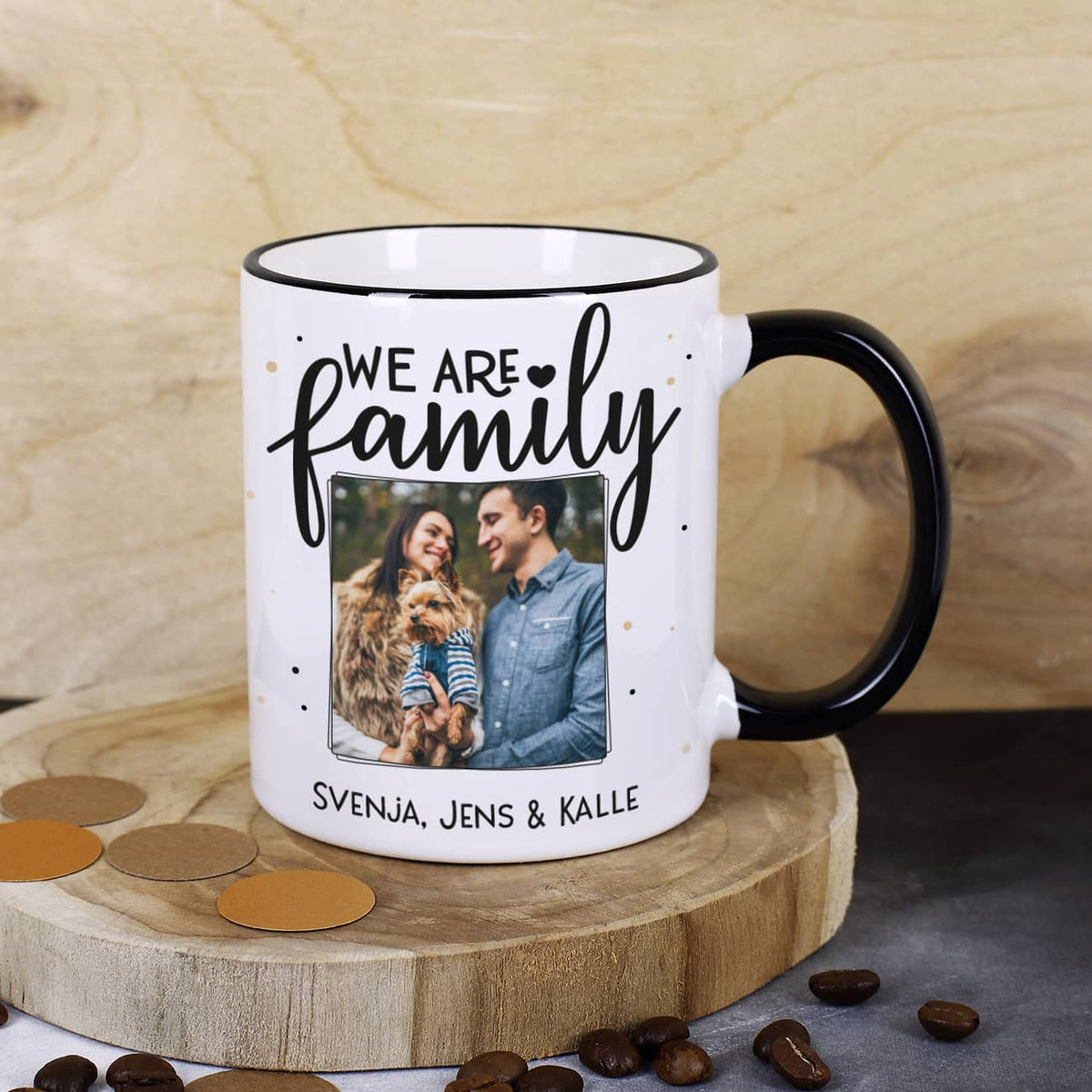 Fototasse mit schwarzem Rand und Henkel - We are family