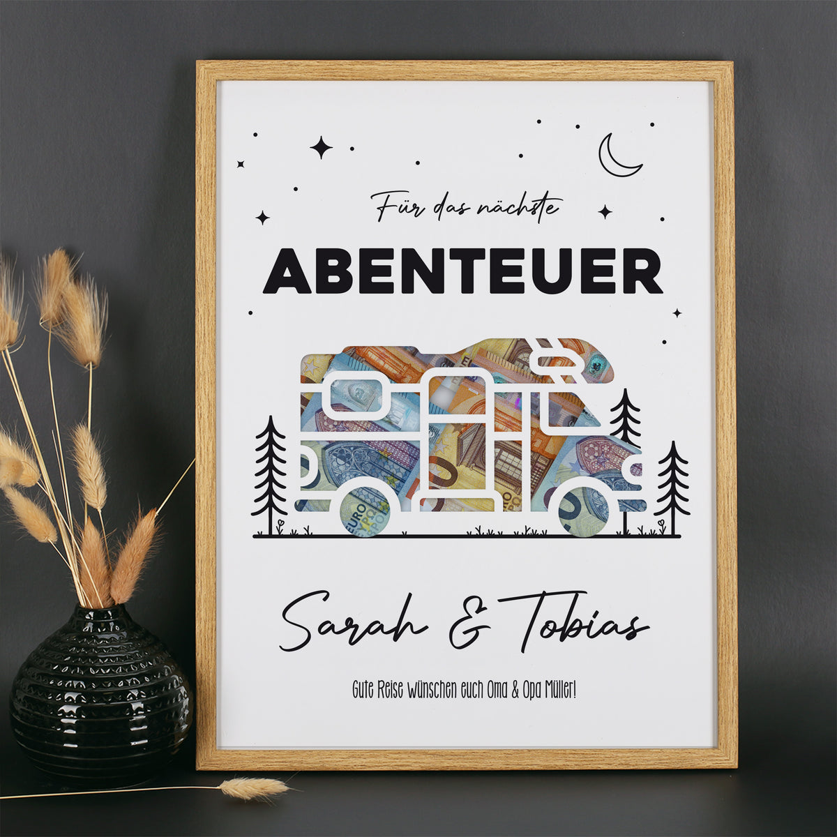 Geldgeschenk-Bilderrahmen mit Wohnmobil-Design und Text „Sarah & Tobias“