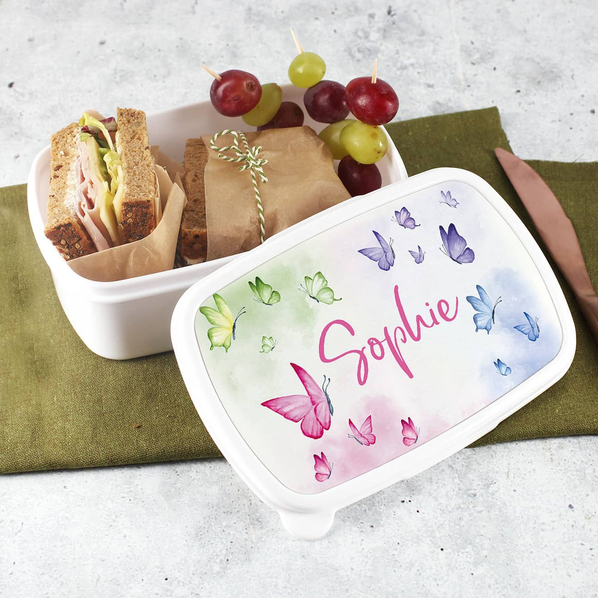 Brotbox mit pastellfarbenen Schmetterlingen und Name personalisiert