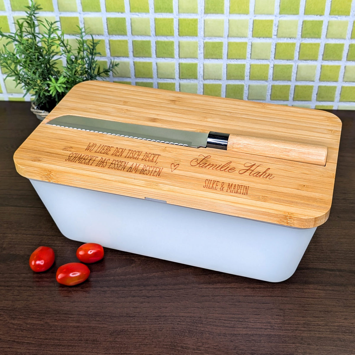 Personalisierter Brotkasten mit Bambusschneidebrett und Spruchgravur, seitliche Ansicht
