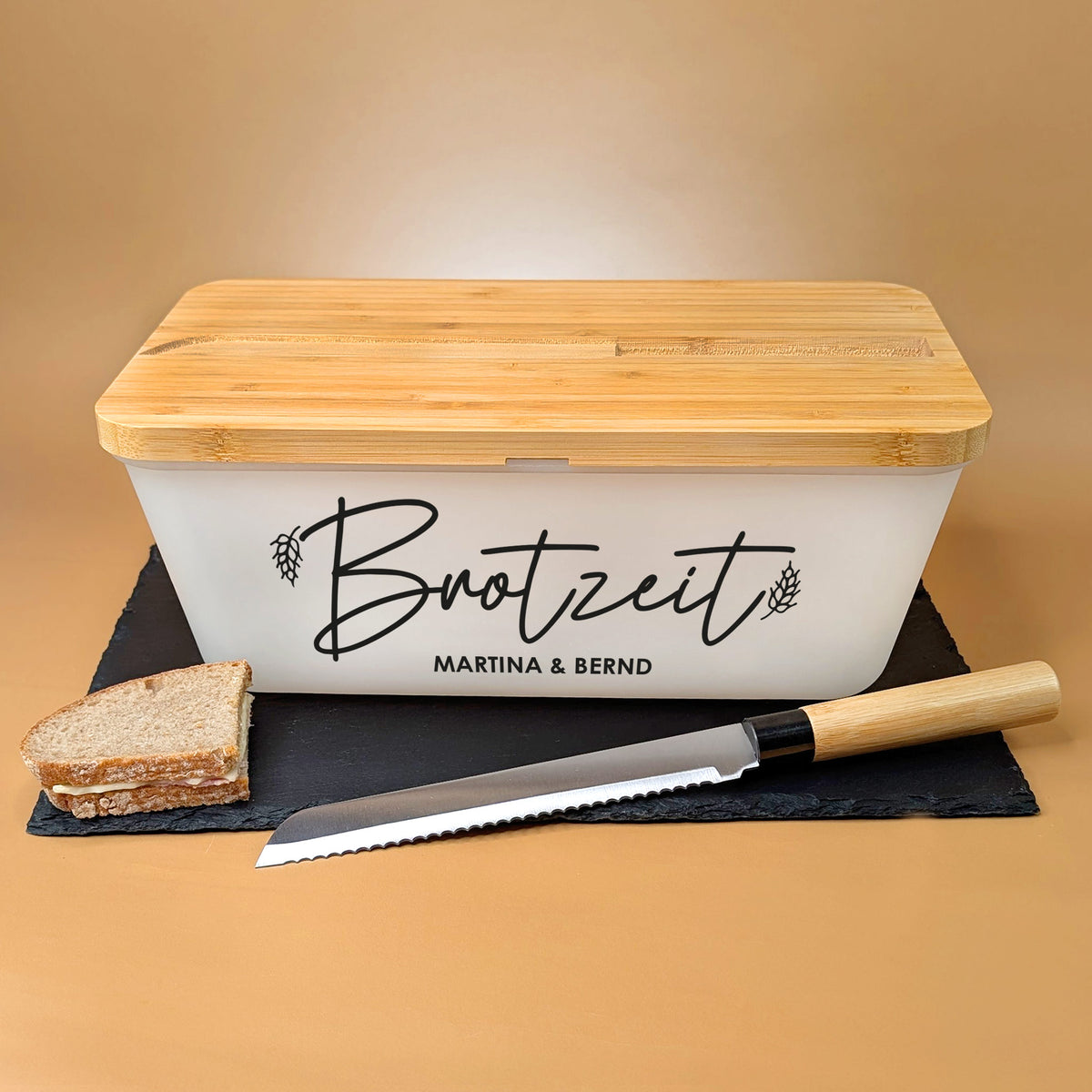 Bedruckter Brotkasten mit Bambusdeckel, Schneidefunktion und Zubehör