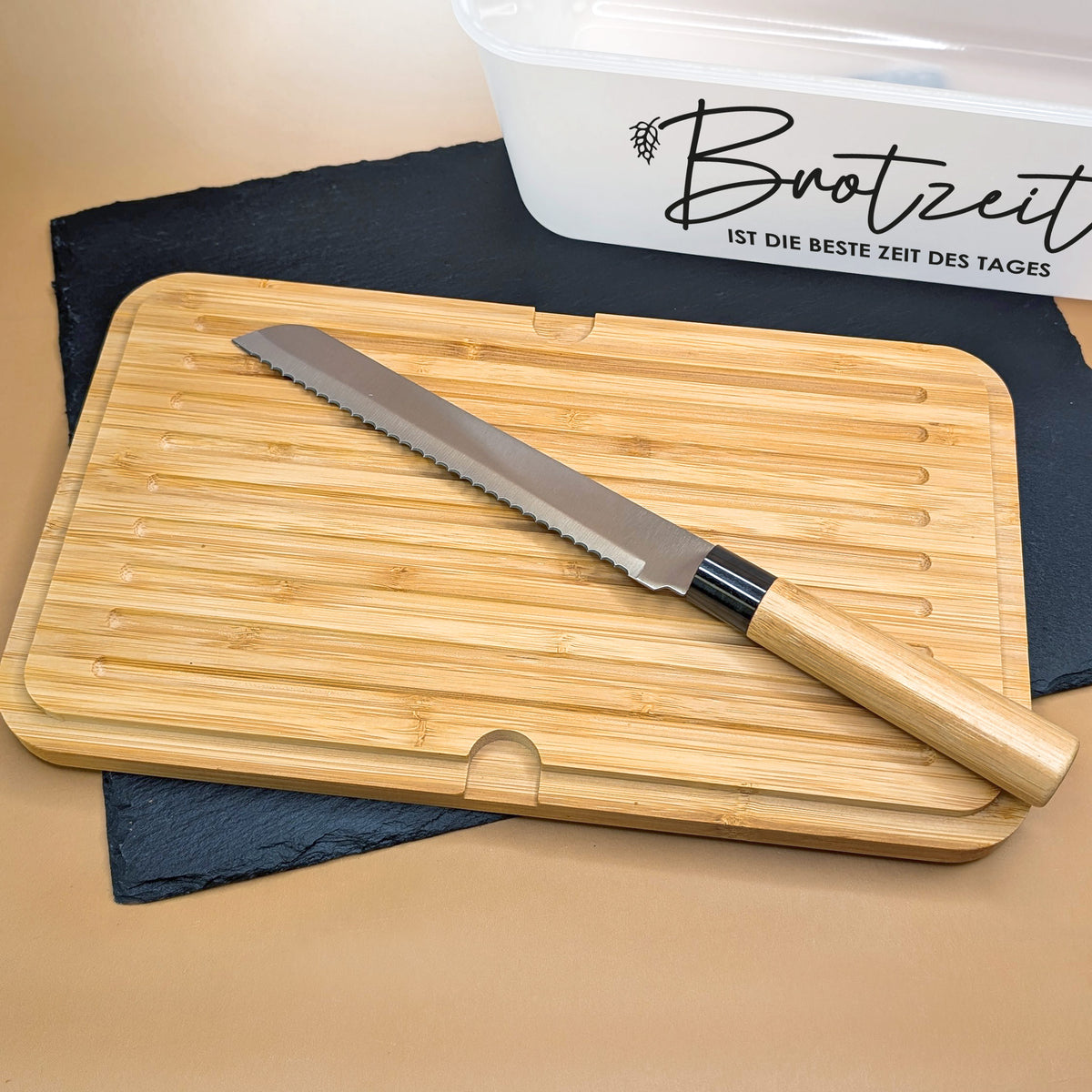 Personalisiertes Brotkasten-Set mit Bambus-Schneidebrettdeckel und Brotmesser
