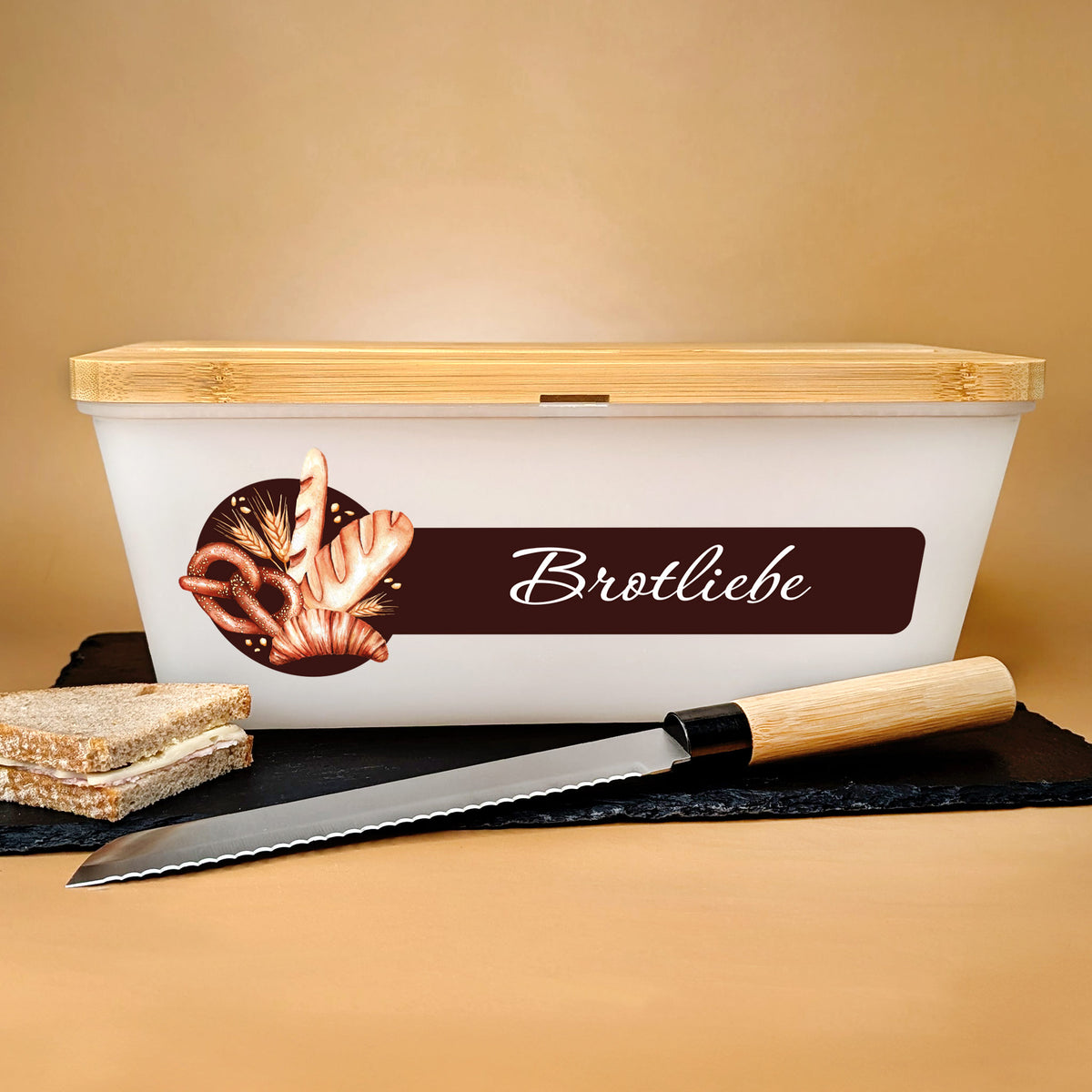 Brotkasten mit Motiv „Brotzeit“ und Schriftzug „Brotliebe“ – seitliche Frontansicht