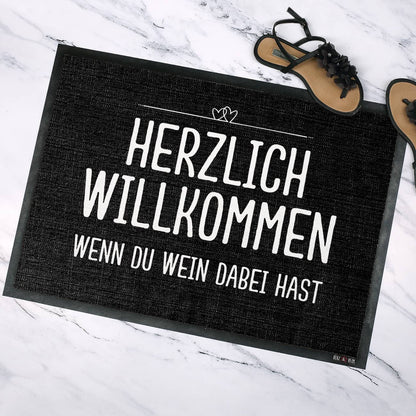 Herzlich Willkommen wenn du Wein dabei hast - Fussmatte mit Ihrem Spruch