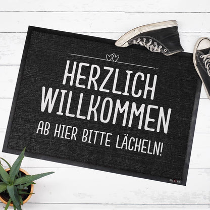 Herzlich Willkommen Lächeln - Fussmatte mit Ihrem Spruch