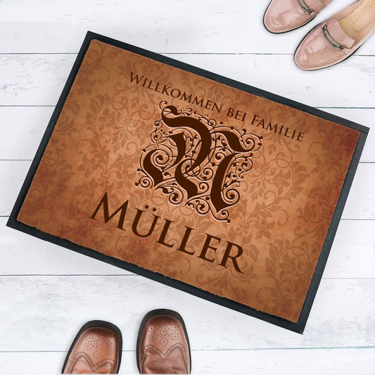 Fussmatte wird bedruckt mit Monogramm, Wunschtext und Wunschnamen