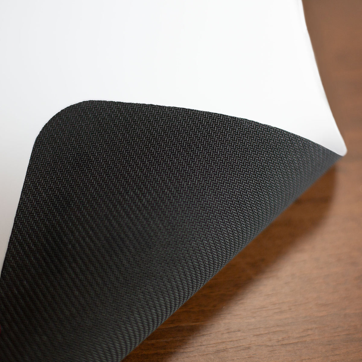 XXL Mousepad mit schwarzer rutschfester Gummirückseite und bedruckter Oberseite