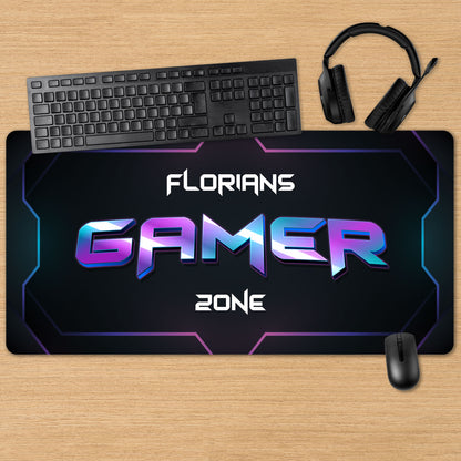 Schwarzes XXL Gaming-Mousepad mit lilatürkisem „Gamer Zone“-Schriftzug und personalisiertem Namen in der Mitte