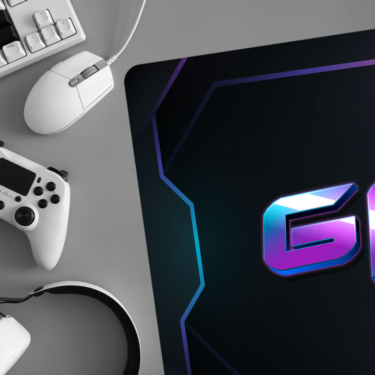 Mousepad flach auf Gaming-Schreibtisch mit Tastatur und Maus – stylisches Setup