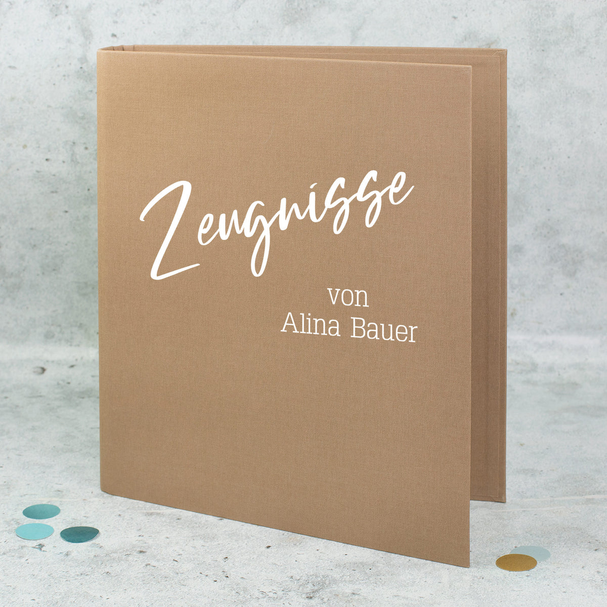 Braune Dokumentenmappe aus Leinen, personalisiert mit Name Alina Bauer und Wunschtext Zeugnismappe