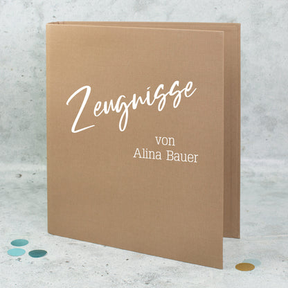 Braune Dokumentenmappe aus Leinen, personalisiert mit Name Alina Bauer und Wunschtext Zeugnismappe