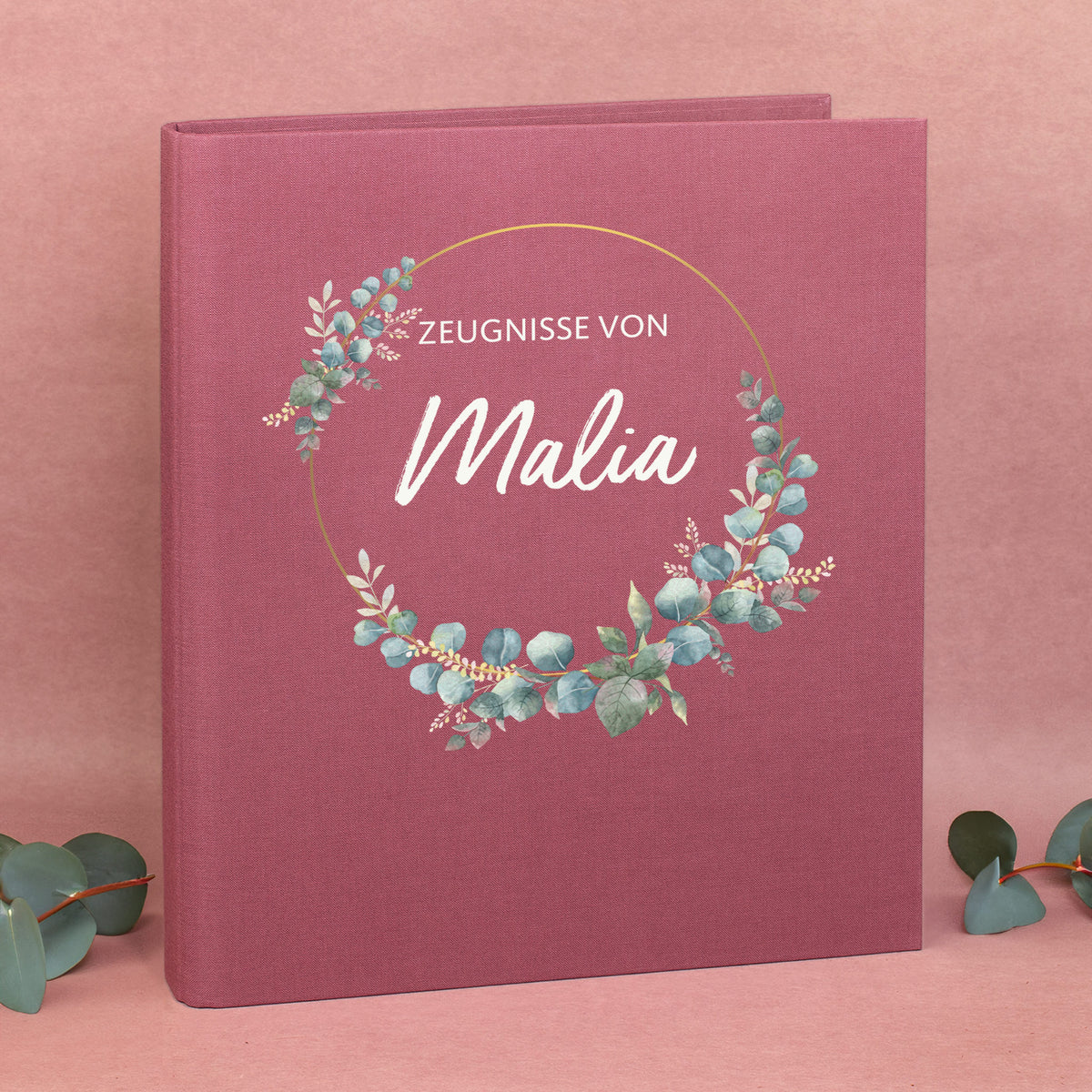 Rosa Zeugnismappe mit Eukalyptuskranz und Name Malia personalisiert