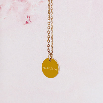 Nahaufnahme der Leonardo Halskette mit Ihrem Wunschtext in Gold