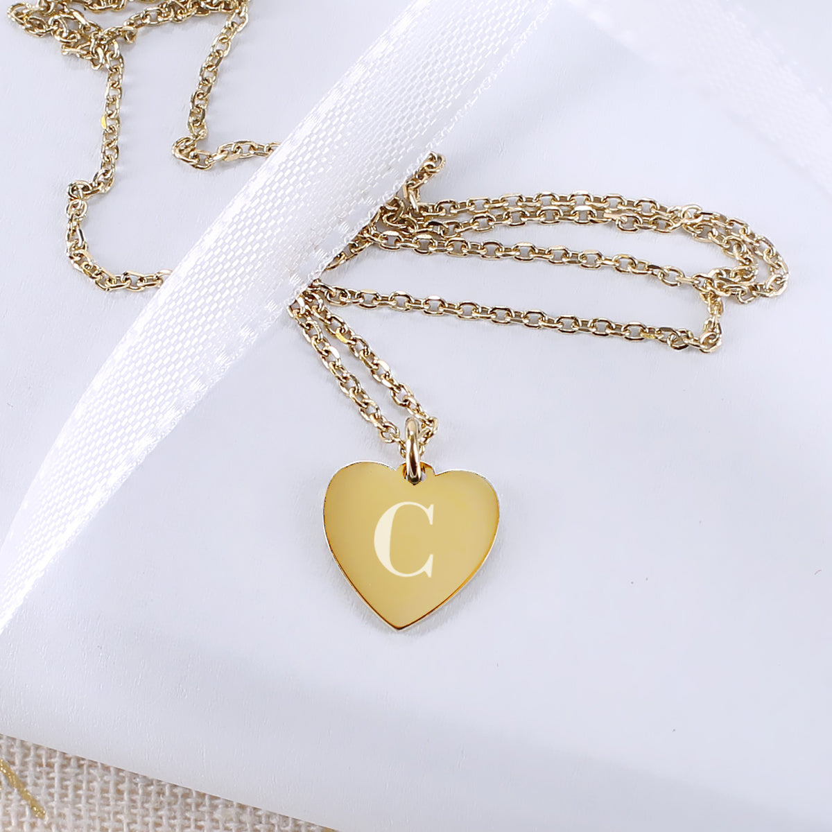 Kette mit Herz Anhänger & Gravur einer Initiale in Gold